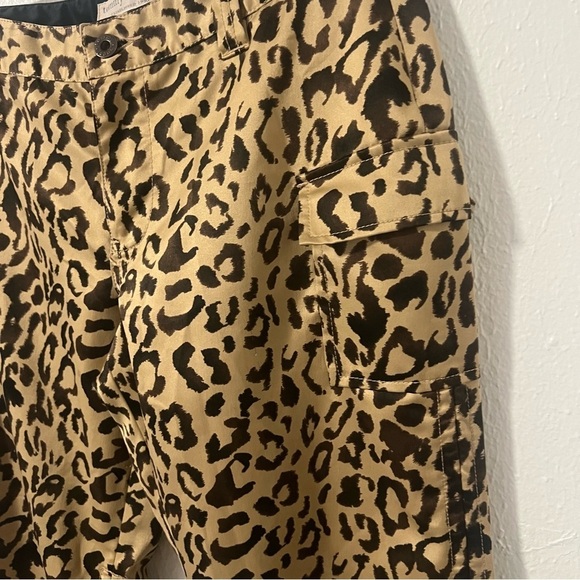 Tommy Hilfiger Vintage Size 9 Leopard Cargo Style Pants EUC Relaxed Fit - Picture 2 of 10